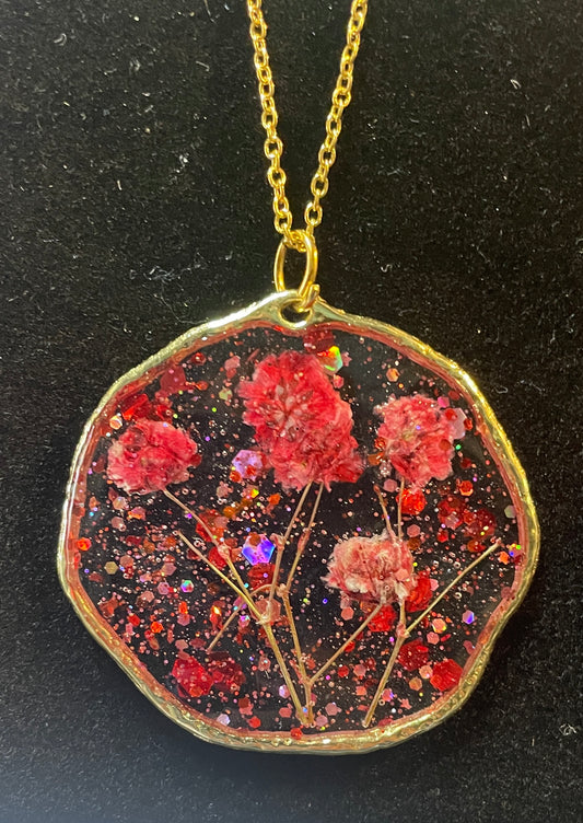 Resin Red Flowers Circle Necklace in Gold