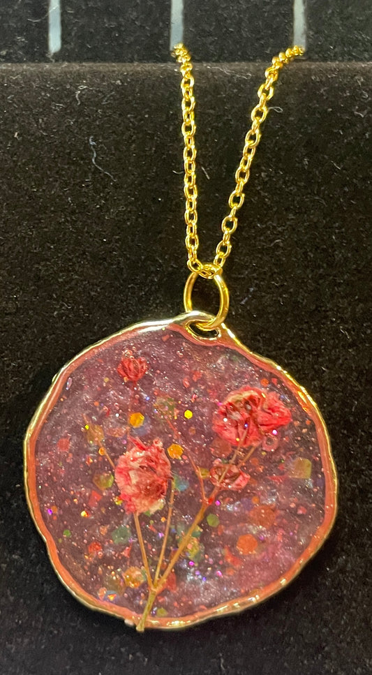 Resin Red flowers Circle Necklace in Gold Trim